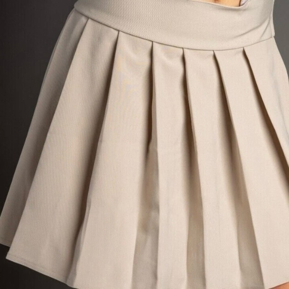 Elegant Beige Pleated Skort